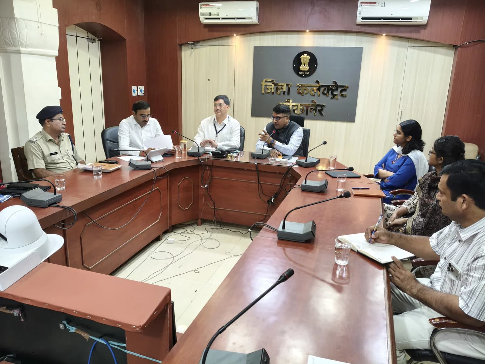 पंचायत राज चुनाव,जिला निर्वाचन अधिकारी और पर्यवेक्षक ने तैयारियों की समीक्षा की