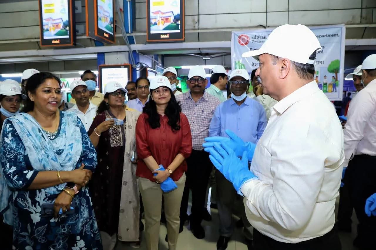 चर्चगेट स्टेशन पर रेल जन संवाद, PCCM तरुण जैन ने कर्मचारियों के साथ की साफ-सफाई