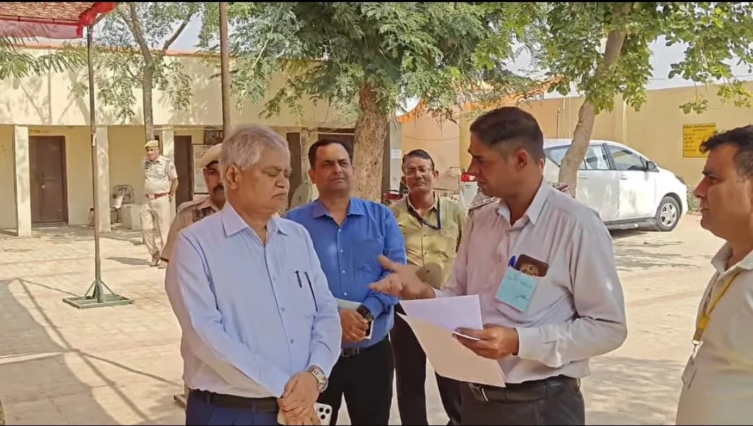 राज्य चुनाव आयुक्त डॉ राजेश्वर सिंह ने जयपुर जिले के कई बूथों का किया निरीक्षण