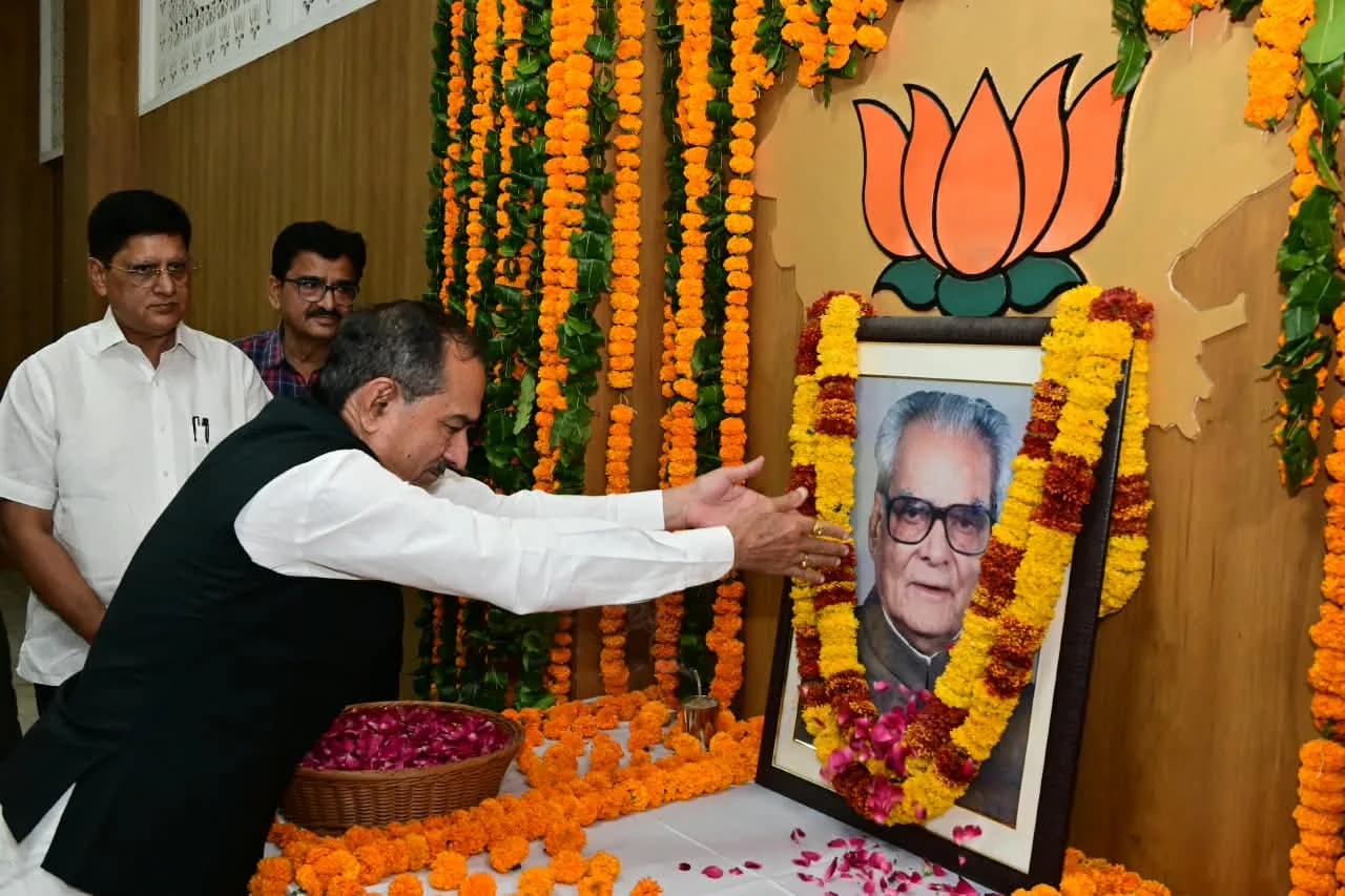 भैरोसिंह शेखावत की जयंती पर पुष्पांजलि अर्पित, मदन राठौड़ बोले—‘बाबोसा’ का व्यक्तित्व सदैव स्मरणीय रहेगा