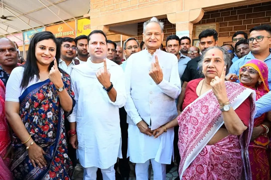पूर्व मुख्यमंत्री अशोक गहलोत ने जोधपुर में किया मतदान, मतदाताओं से की वोट डालने की अपील